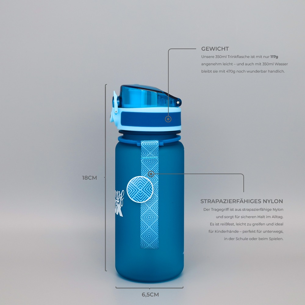 auslaufsichere_trinkflasche_kinder_kohlensaeure_bpa_frei_350ml_blau_3 Auslaufsichere Trinkflasche für Kinder in blau. BPA-frei und Kohlensäure geeignet. Ideal für Schule und Kindergarten. 350ml Fassungsvermögen. Seitenansicht mit Fruchtsieb und Nylon-Trageschlaufe. Flaschenkörper aus Tritan. Geruchs- und Geschmacksneutral. 18cm hoch und 6,5cm im Durchmesser. Flasche wiegt nur 117g