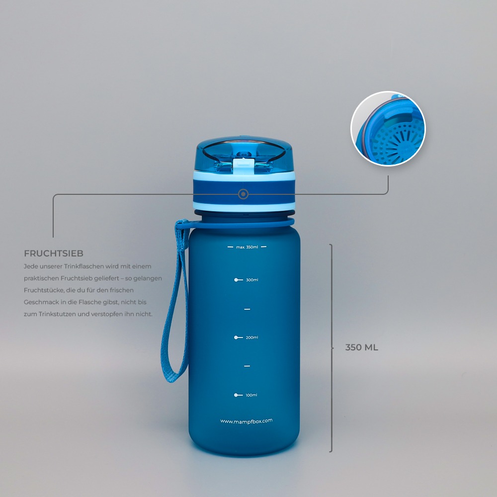 auslaufsichere_trinkflasche_kinder_kohlensaeure_bpa_frei_350ml_blau_4 Auslaufsichere Trinkflasche für Kinder in blau. BPA-frei und Kohlensäure geeignet. Ideal für Schule und Kindergarten. 350ml Fassungsvermögen. Rückseitenansicht mit Fruchtsieb und Nylon-Trageschlaufe. Flaschenkörper aus Tritan. Geruchs- und Geschmacksneutral. 18cm hoch und 6,5cm im Durchmesser. Flasche wiegt nur 117g