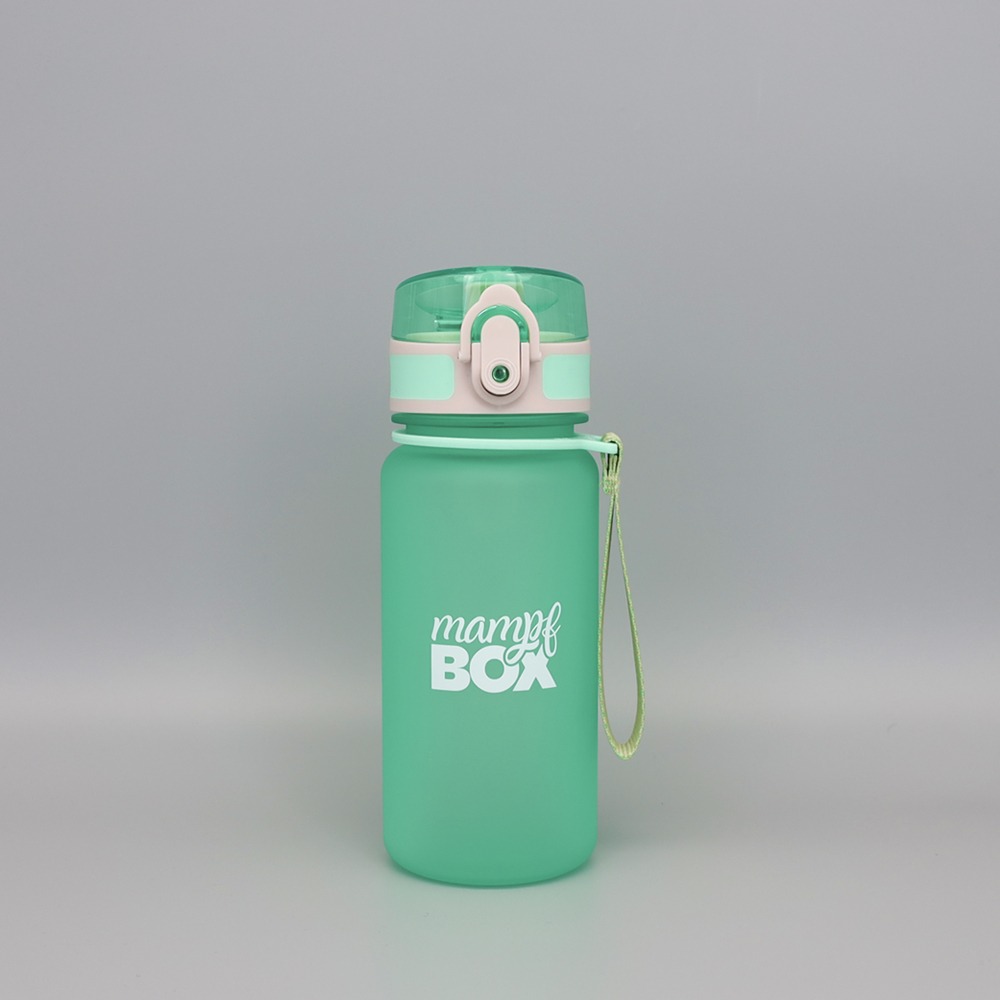 auslaufsichere_trinkflasche_kinder_kohlensaeure_bpa_frei_350ml_gruen_1 Auslaufsichere Trinkflasche für Kinder in grün. BPA-frei und Kohlensäure geeignet. Ideal für Schule und Kindergarten. 350ml Fassungsvermögen. Frontansicht mit Fruchtsieb und Nylon-Trageschlaufe
