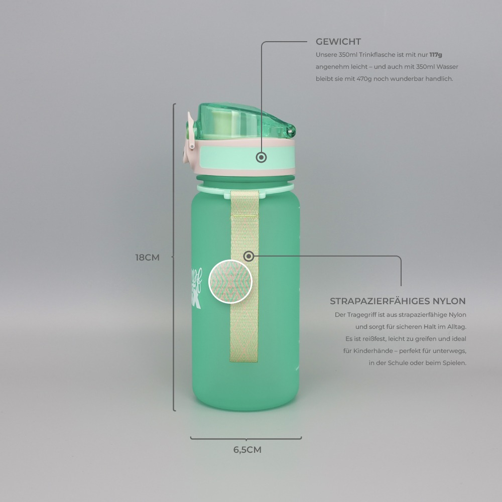 auslaufsichere_trinkflasche_kinder_kohlensaeure_bpa_frei_350ml_gruen_3 Auslaufsichere Trinkflasche für Kinder in grün. BPA-frei und Kohlensäure geeignet. Ideal für Schule und Kindergarten. 350ml Fassungsvermögen. Seitenansicht mit Fruchtsieb und Nylon-Trageschlaufe. Flaschenkörper aus Tritan. Geruchs- und Geschmacksneutral. 18cm hoch und 6,5cm im Durchmesser. Flasche wiegt nur 117g