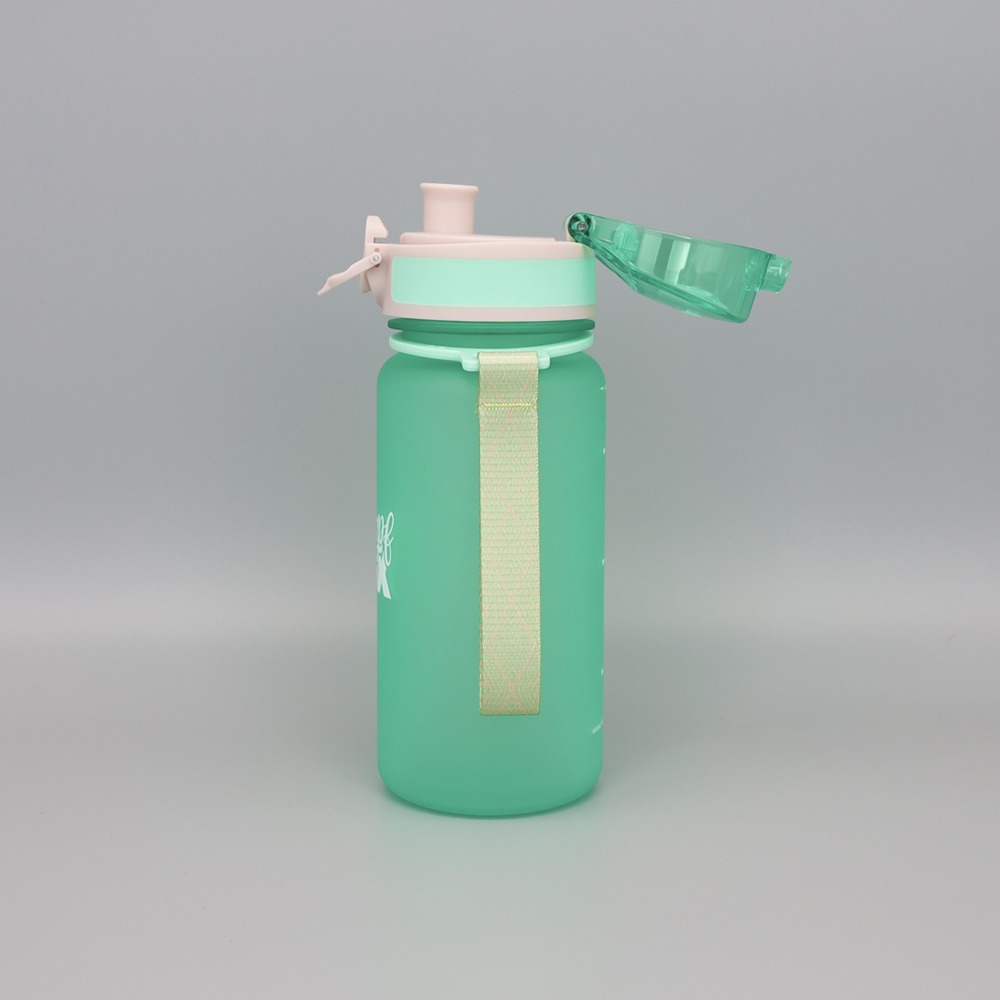 auslaufsichere_trinkflasche_kinder_kohlensaeure_bpa_frei_350ml_gruen_5 Auslaufsichere Trinkflasche für Kinder in grün. BPA-frei und Kohlensäure geeignet. Ideal für Schule und Kindergarten. 350ml Fassungsvermögen. Seitenansicht mit Nylon-Trageschlaufe und geöffneten Deckel. Flaschenkörper aus Tritan. Geruchs- und Geschmacksneutral. 18cm hoch und 6,5cm im Durchmesser. Flasche wiegt nur 117g