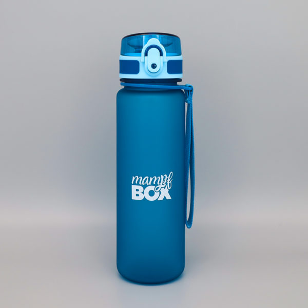 Auslaufsichere Trinkflasche für Kinder in blau. BPA-frei und Kohlensäure geeignet. Ideal für Schule und Kindergarten. 500ml Fassungsvermögen. Frontansicht mit Fruchtsieb und Nylon-Trageschlaufe