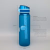 Auslaufsichere Trinkflasche für Kinder in blau. BPA-frei und Kohlensäure geeignet. Ideal für Schule und Kindergarten. 500ml Fassungsvermögen. Seitenansicht mit Fruchtsieb und Nylon-Trageschlaufe. Flaschenkörper aus Tritan. Geruchs- und Geschmacksneutral. 23,5cm hoch und 6,5cm im Durchmesser. Flasche wiegt nur 138g