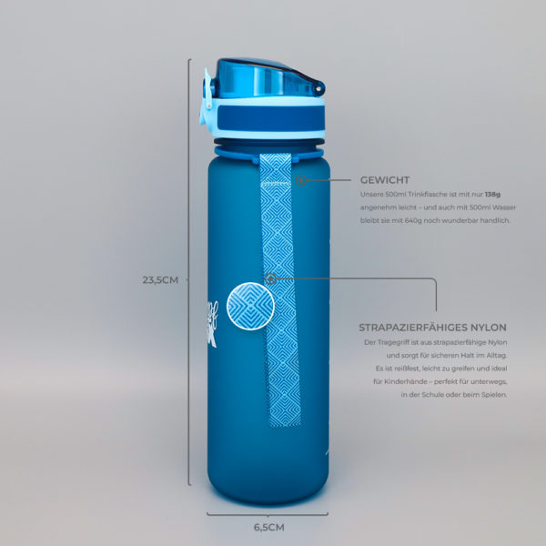 Auslaufsichere Trinkflasche für Kinder in blau. BPA-frei und Kohlensäure geeignet. Ideal für Schule und Kindergarten. 500ml Fassungsvermögen. Seitenansicht mit Fruchtsieb und Nylon-Trageschlaufe. Flaschenkörper aus Tritan. Geruchs- und Geschmacksneutral. 23,5cm hoch und 6,5cm im Durchmesser. Flasche wiegt nur 138g