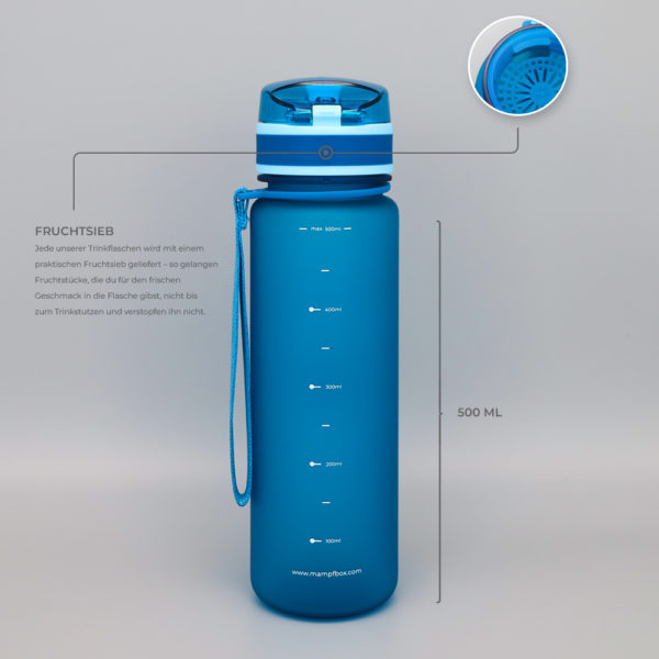 Auslaufsichere Trinkflasche für Kinder in blau. BPA-frei und Kohlensäure geeignet. Ideal für Schule und Kindergarten. 500ml Fassungsvermögen. Rückseitenansicht mit Fruchtsieb und Nylon-Trageschlaufe. Flaschenkörper aus Tritan. Geruchs- und Geschmacksneutral. 23,5cm hoch und 6,5cm im Durchmesser. Flasche wiegt nur 138g