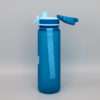 Auslaufsichere Trinkflasche für Kinder in blau. BPA-frei und Kohlensäure geeignet. Ideal für Schule und Kindergarten. 500ml Fassungsvermögen. Seitenansicht mit Nylon-Trageschlaufe und geöffneten Deckel. Flaschenkörper aus Tritan. Geruchs- und Geschmacksneutral. 23,5cm hoch und 6,5cm im Durchmesser. Flasche wiegt nur 138g
