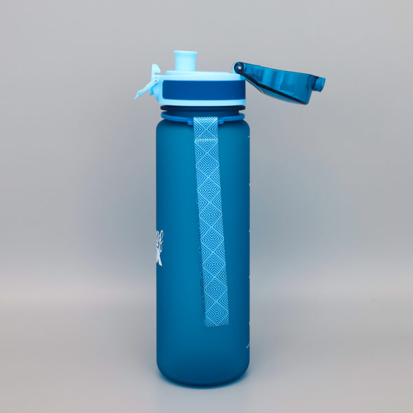 Auslaufsichere Trinkflasche für Kinder in blau. BPA-frei und Kohlensäure geeignet. Ideal für Schule und Kindergarten. 500ml Fassungsvermögen. Seitenansicht mit Nylon-Trageschlaufe und geöffneten Deckel. Flaschenkörper aus Tritan. Geruchs- und Geschmacksneutral. 23,5cm hoch und 6,5cm im Durchmesser. Flasche wiegt nur 138g