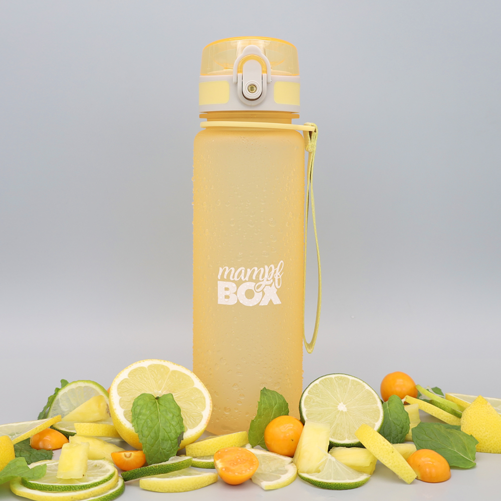 Gelbe auslaufsichere Trinkflasche mit 500 ml und frischen Früchten dekoriert