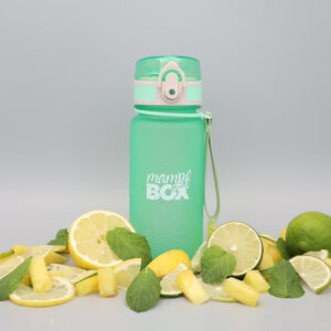 Grüne Wasserflasche für Kinder mit 350 ml und frischen Früchten dekoriert