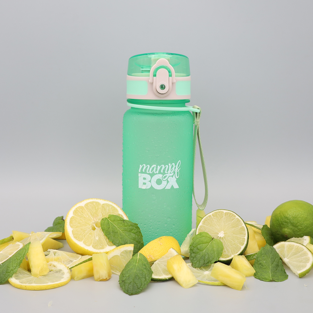 Grüne Wasserflasche für Kinder mit 350 ml und frischen Früchten dekoriert