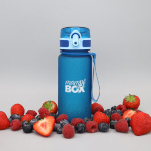 Blaue Trinkflasche für Kinder mit 350 ml und frischen Früchten dekoriert