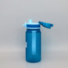 trinkflasche-kinder-blau-offen Geöffnete Trinkflasche für Kinder mit praktischem Klappdeckel