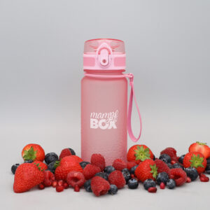 Pinke Trinkflasche für Kindergarten mit 350 ml und frischen Früchten dekoriert