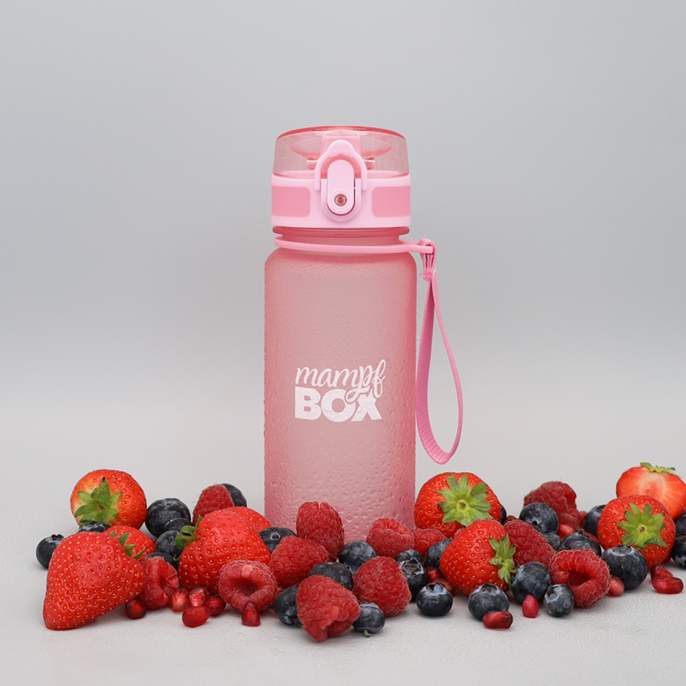 Pinke Trinkflasche für Kindergarten mit 350 ml und frischen Früchten dekoriert