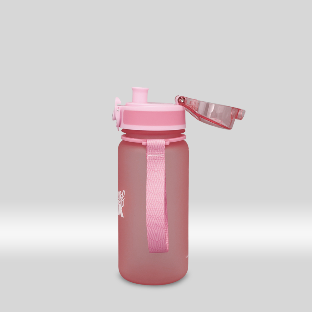 Geöffnete Trinkflasche für Kindergarten mit Klappdeckel