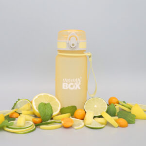 Gelbe Trinkflasche für Schule mit 350 ml und frischen Früchten dekoriert