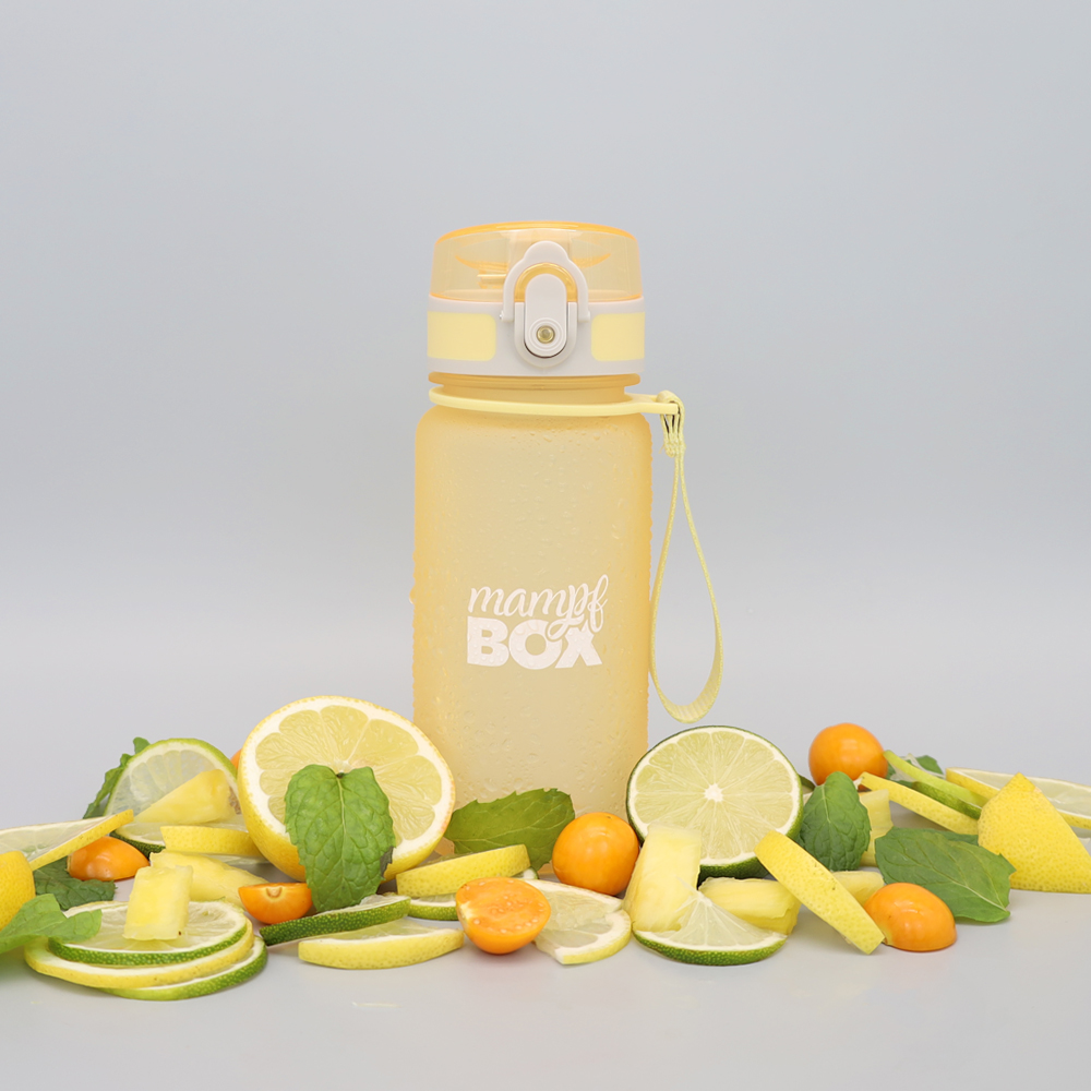 Gelbe Trinkflasche für Schule mit 350 ml und frischen Früchten dekoriert