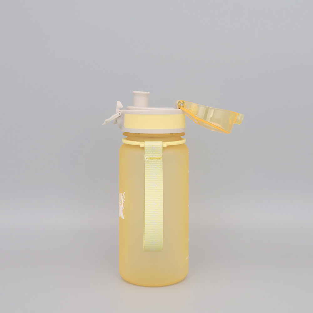 Geöffnete Trinkflasche für Schule mit praktischem Klappdeckel