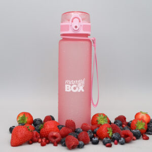 Pinke Tritan Trinkflasche mit 500 ml und frischen Früchten dekoriert