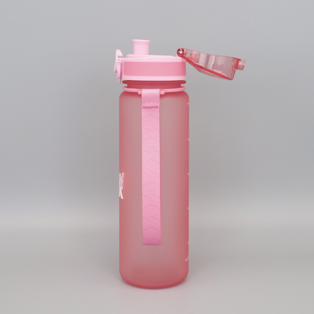 Geöffnete Tritan Trinkflasche mit praktischem Klappverschluss