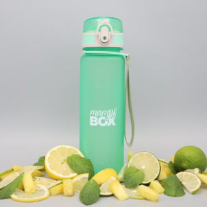 Grüne Wasserflasche für Kinder mit 500 ml und frischen Früchten dekoriert